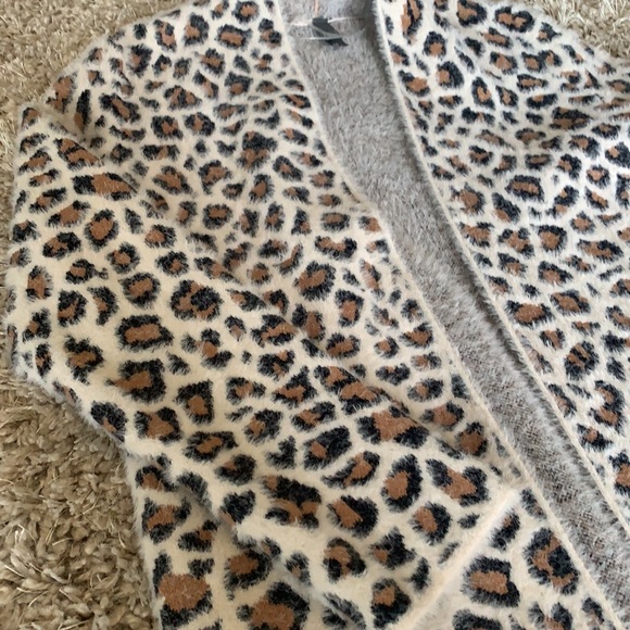 Francesca’s Boutique Cheeta Print Cardigan - Picture 2 of 4